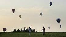 Lidé mají v okolí Radešína možnost vídat na nebi horkovzdušné balony až do soboty vždy v brzkých ranních hodinách a před západem slunce.