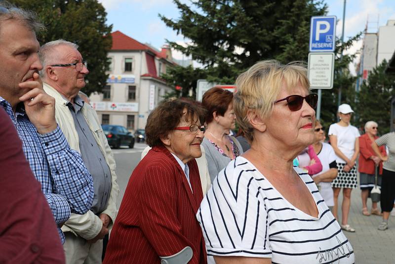 Slavnostního odhalení plastiky Lva od Vincence Makovského coby připomínky stého výročí vzniku Československé republiky se zúčastnily více než dvě stovky lidí.