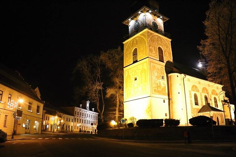 Vánoční strom se v Novém Městě na Moravě rozzářil se tam o něco dříve než jinde. Už v předvečer první adventní neděle.