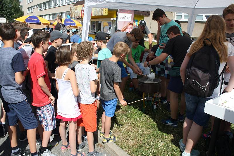 Jak lze využít sluneční energii v praxi ukázali v pondělí dopoledne kolemjdoucím studenti Vyšší odborné školy a Střední odborné školy ve Žďáře nad Sázavou.