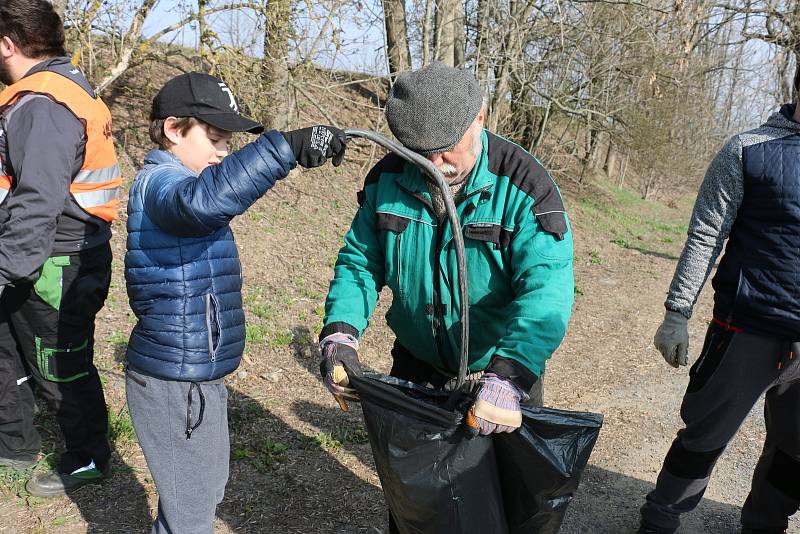 Do sbírání odpadků podíl silnic se pustili dobrovolní hasiči z Rokytna i z Kuklíku.