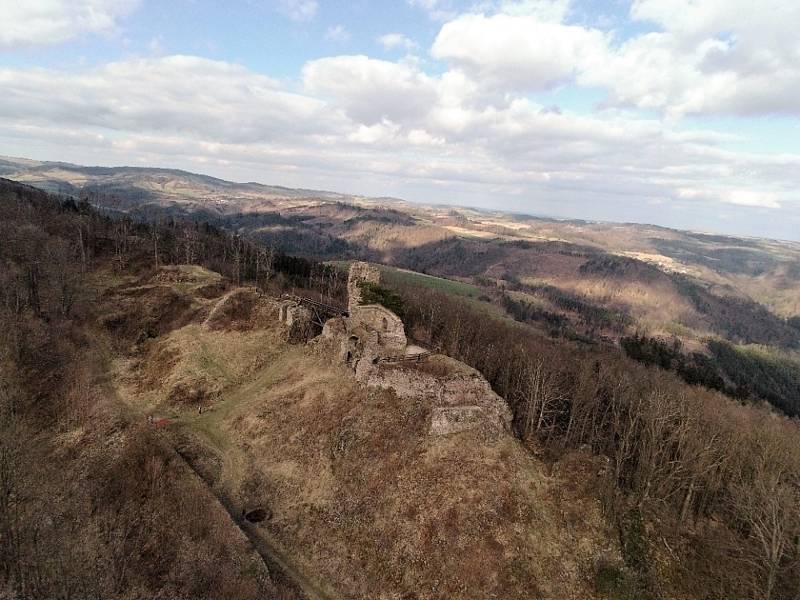 Podívejte se na krásné výhledy na hrad Zubštejn a okolí z ptačí perspektivy.