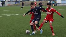 Fotbalisté Slovácka B (v černém) ve 22. kole MSFL podlehli na kunovické Bělince Velkému Meziříčí (v červeném) 0:1.