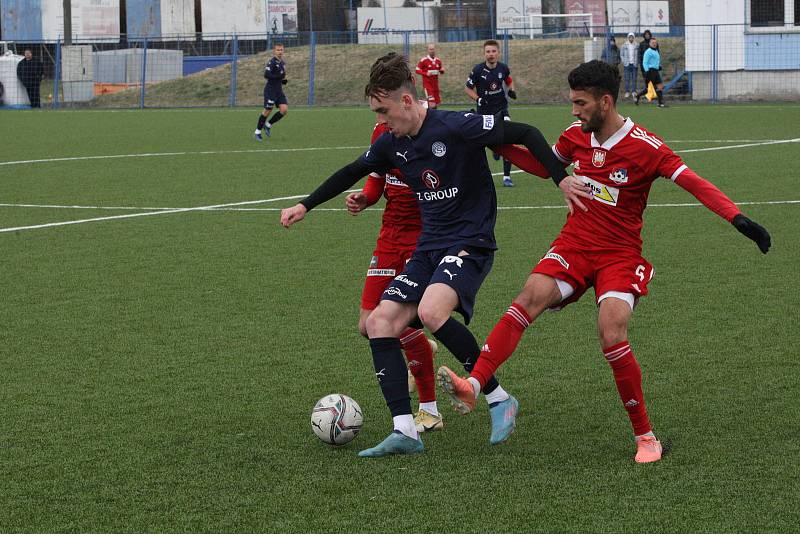 Fotbalisté Slovácka B (v černém) ve 22. kole MSFL podlehli na kunovické Bělince Velkému Meziříčí (v červeném) 0:1.