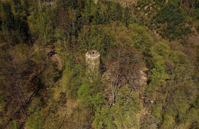 Počátky chřenovického hradu se vážou s koncem třináctého století.