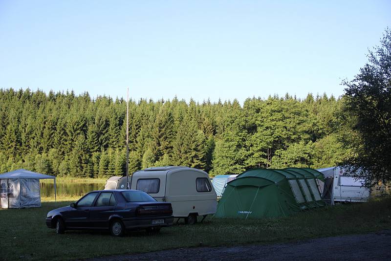 Na Novoměstku jsou oblíbené kempy u rybníků Medlov a Sykovec.