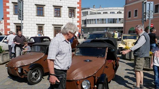 Na Náměstí ve Velkém Meziříčí se v neděli sjelo na sto padesát historických vozidel.