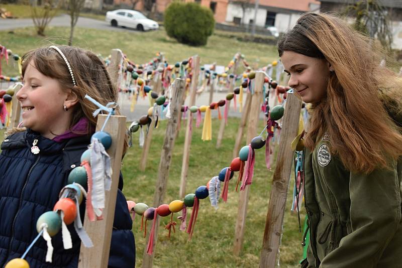 Vajíčkové bludiště staví v Rosičce rok co rok. Užívají si ho malí i velcí