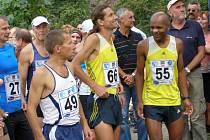 Loňský vítěz Malého svrateckého maratonu Mulugeta Serbessa (s číslem 55) ve startovní listině sobotního 61. ročníku zatím chybí. Velkým favoritem proto bude Daniel Orálek (66), který vyhrál ve Víru v roce 2012.