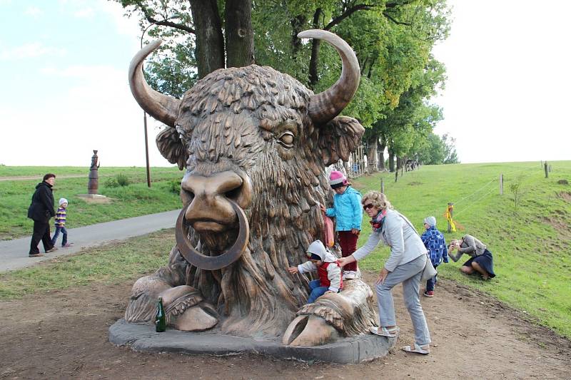 Odhalení sochy Zubra v Bystřici nad Pernštejnem.