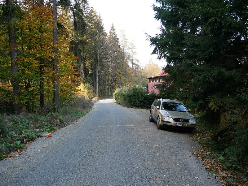 Lesní cesta, již hojně využívají nejen lesníci, ale i chataři, cyklisté a turisté, byla před opravou plná výmolů. Nyní dostala nový povrch.