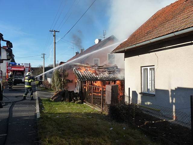 V Nížkově hořela kůlna a garáž