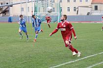 Fotbalisté Velkého Meziříčí (v červeném) si v páteční předehrávce 26. kola Moravskoslezské fotbalové ligy vyšlápli na vedoucí Kroměříž.
