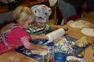 Děti v Sázavě vyráběly svatomartinské rohlíčky - tvarohové s rozinkami. 