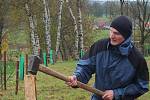 Tradiční podzimní výsadba dřevin se Sdružením Krajina přilákala v sobotu 28. října několik desítek lidí.