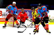 Hokejisté Přibyslavi (v modrých dresech) vyhráli základní část letošního ročníku Vesnické hokejové ligy a v play-off jsou již v semifinále.