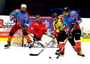 Hokejisté Přibyslavi (v modrých dresech) vyhráli základní část letošního ročníku Vesnické hokejové ligy a v play-off jsou již v semifinále.