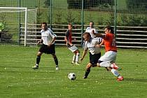 Fotbalisté Nové Vsi (v červených dresech) zaskočili Ždírec a vybojovali tak druhou podzimní výhru. 