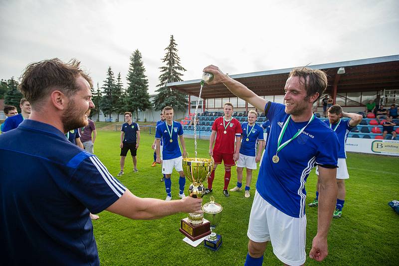 Ve finálovém klání letošního ročníku krajského poháru Vysočiny zdolali fotbalisté Nové Vsi (v modrých dresech) Rapotice (v zeleném) vysoko 6:2.