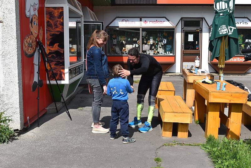 Jakub Benda přiběhl 3. června 2022 před jedenáctou hodinou dopoledne do Žďáru nad Sázavou k pizzerii Station. Přiznal drobné komplikace.