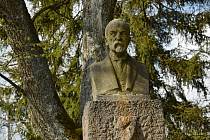 Busta Masaryka od Julia Pelikána zdobí dodnes kadovskou náves.