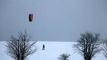 Snowkiting neboli jízda s draky.