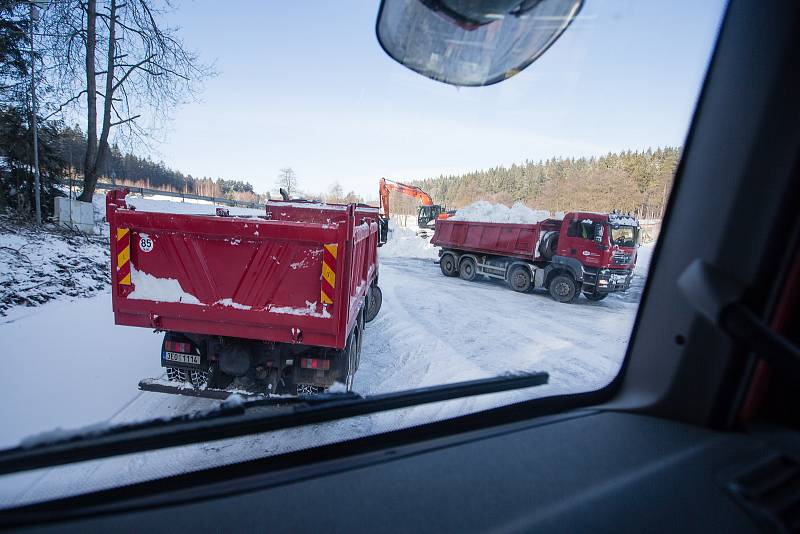 Navážení sněhu na běžkařské tratě ve Vysočina Aréně.