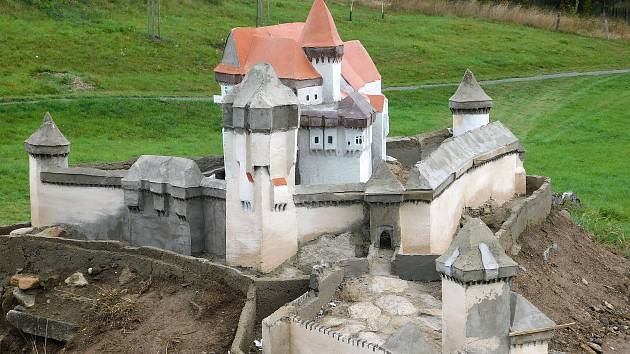 Pyšolec, Kunštát a Skály. Další šlechtická sídla doplní Bystřický park miniatur