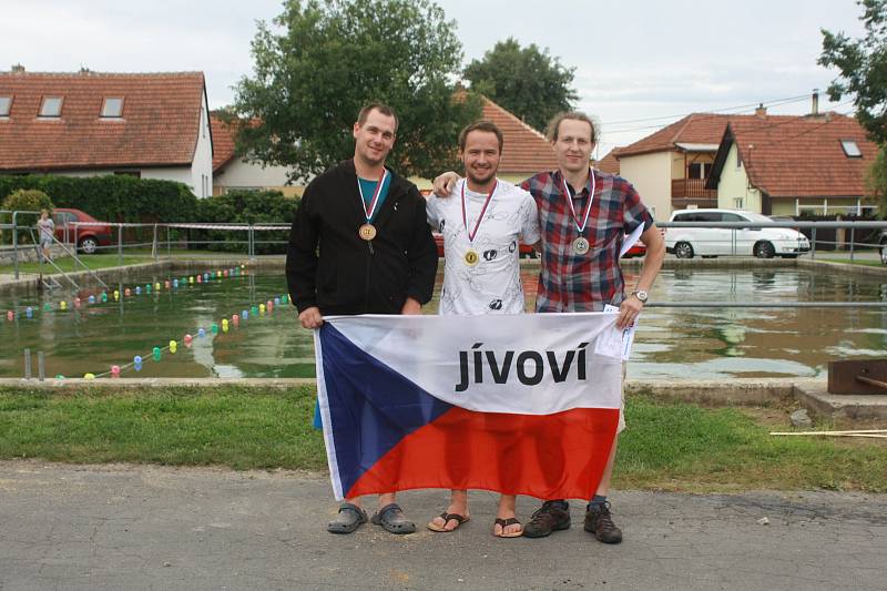 V Jívoví se uskutečnily premiérové plavecké závody, k radosti domácího publika zvítězil v mužské kategorii místní Josef Láznička.