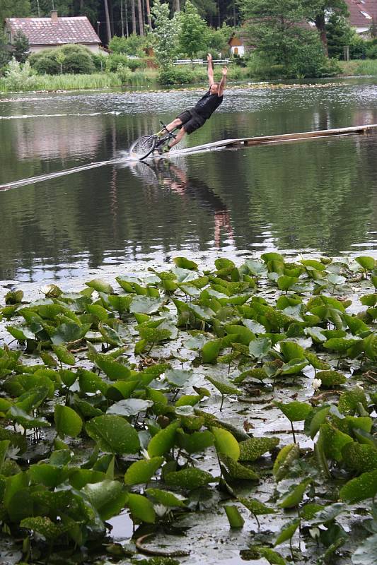 Čtyřiatřicet účastníků se snažilo na kole, či na trakaři přejet úzkou dřevěnou lávku přes rybník Jordán v Račíně na Žďársku. Ukázalo se, že to nebyl jednoduchý úkol, protože o pády do studené vody nebyla nouze.