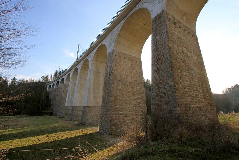 Velký železniční viadukt Kutiny - ještě pohled z druhé strany