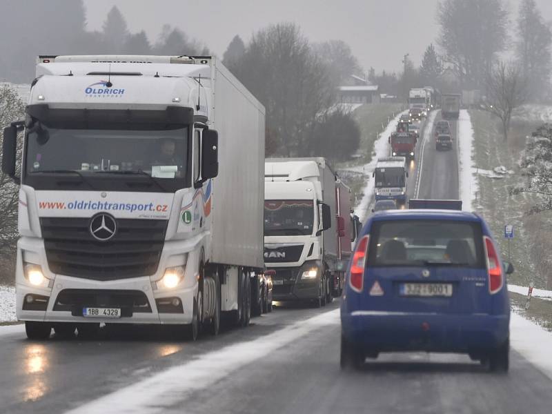 Silnice na Vysočině byly 10. listopadu ráno kvůli sněžení kluzké, místy se tvořila ledovka. Z celého kraje byly hlášeny nehody, v některých kopcích uvízly kamiony, problémy měly i autobusy.