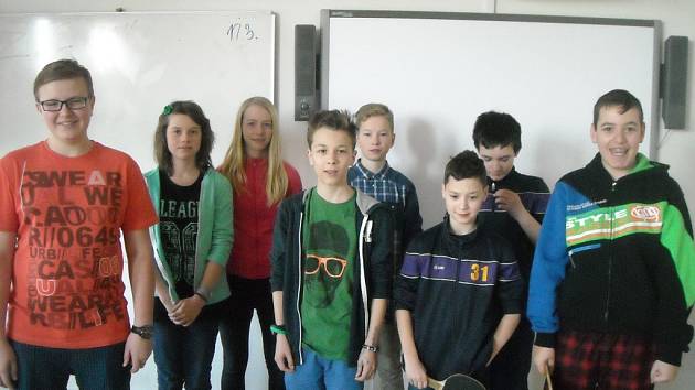 Do soutěže o nový pingpongový stůl nazvané Jeden za všechny, všichni za stůl se přihlásili i žáci šestých tříd 2. základní školy v Novém Městě na Moravě. 