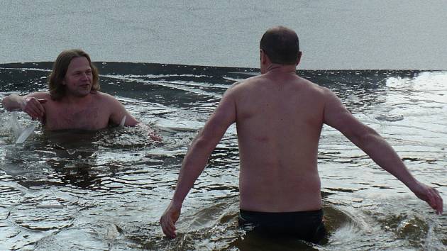 Koupel v ledové tříští - místní novoroční zvyk má ve Víru mnohaletou tradici. Starosta Ladislav Stalmach (vlevo) se v čele vírských otužilců v přehradě smočil například v roce 2008. 