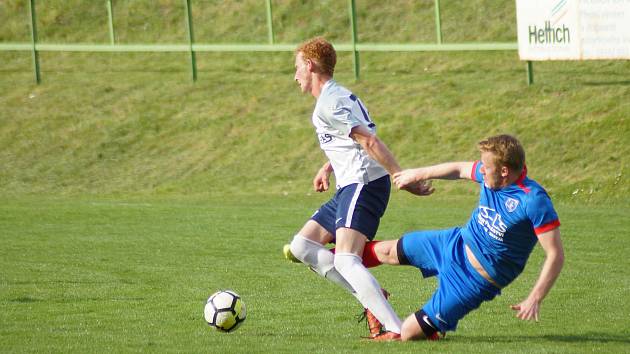 Radešínská Svratka (v modrých dresech) doma v neděli podlehla Želetavě (v bílém) 2:4.