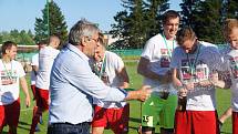 Po dvou letech v krajském přeboru se fotbalisté Bystřice (v červeném) mohou opět chlubit přídomkem divizní.