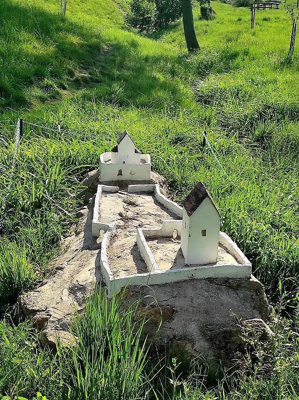 Při procházce po bystřickém parku miniatur navštívíte nespočet významných staveb.