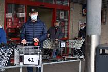 Nakupování při koronavirové pandemii, ilustrační foto.