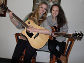 Tereza Syslová a Martina Hájková hrály a zpívaly celé dopoledne dětem hospitalizovaným v novoměstské nemocnici.