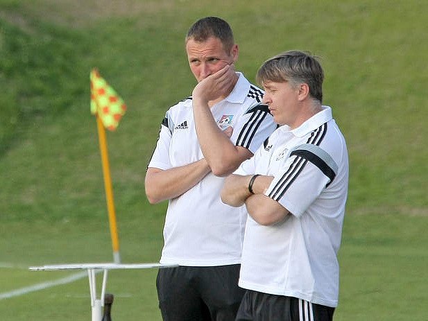 Vedoucí mužstva Lukáš Machát a trenér Petr Munduch (vpravo) přihlíží porážce 0:3 od Chotěboře. 