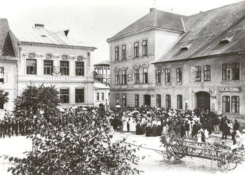Snímky zachycují žďárskou školu ve stoleté minulosti. Žactvo budovu na náměstí definitivně opustilo v roce 2008.  