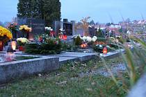 Jen málokterý z hrobů na novoměstských hřbitovech zůstane na Dušičky bez zapálené svíčky.
