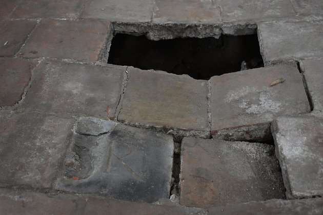 Tajemná díra ve žďárské bazilice: archeologové zkoumali propadlou podlahu