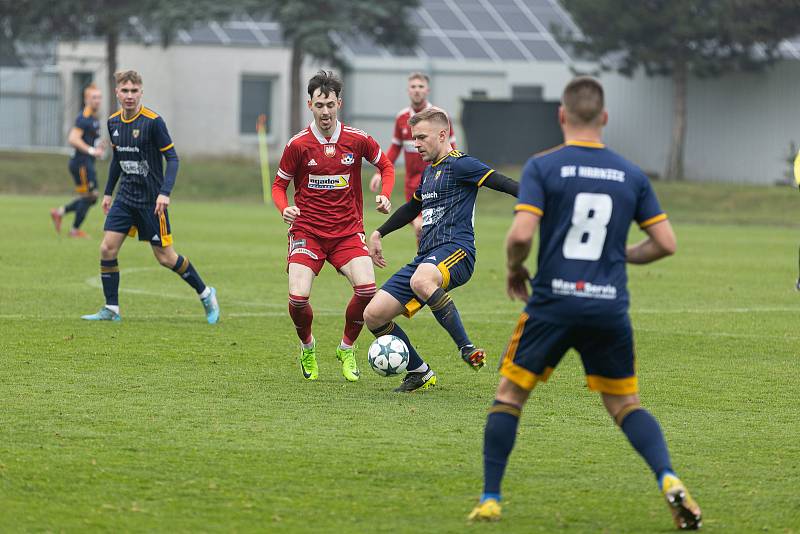 Fotbalové utkání mezi FC Velké Meziříčí (v červeném) a SK Hranice, v němž celek z Vysočiny zvítězil těsně 3:2.