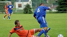 Do Radešínské Svratky (v oranžovém) zavítaly k přípravnému utkání Rozsochy (v modrém), odvezly si porážku 3:1.