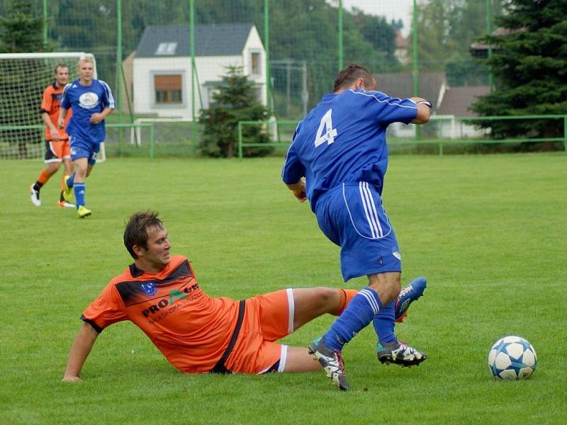 Do Radešínské Svratky (v oranžovém) zavítaly k přípravnému utkání Rozsochy (v modrém), odvezly si porážku 3:1.