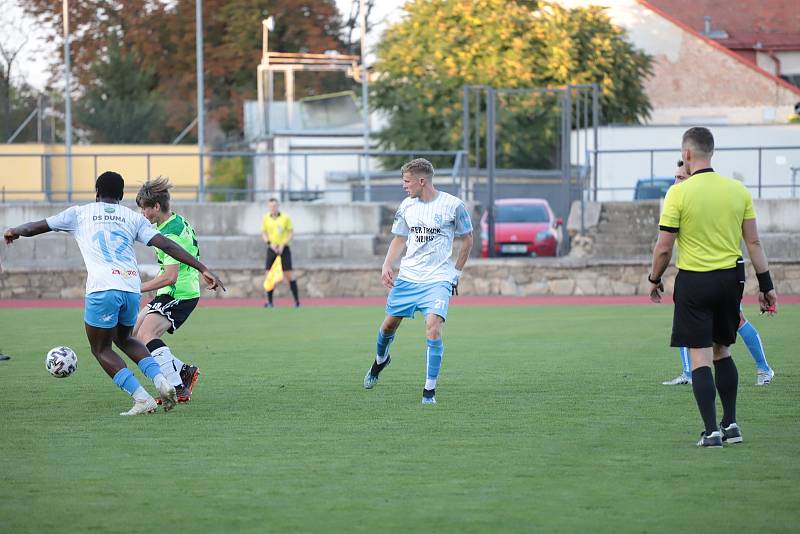 Fotbalisté Nového Města na Moravě (v zeleném) v pátek vyhráli ve Znojmě (v modrém) 2:0.