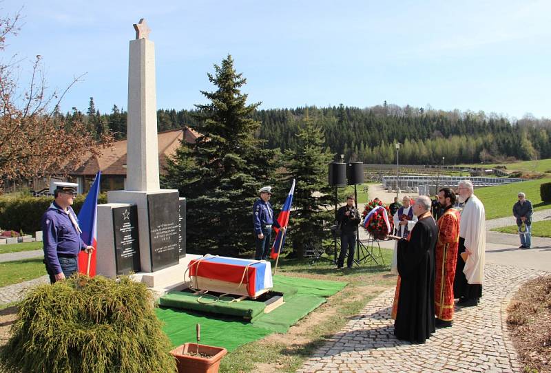 Ostatky sedmi vojáků Rudé armády, kteří zahynuli při osvobozování Žďárska na jaře 1945, byly v sobotu 25. dubna 2015 ve Žďáru nad Sázavou pietně uloženy do hrobu na novém hřbitově.