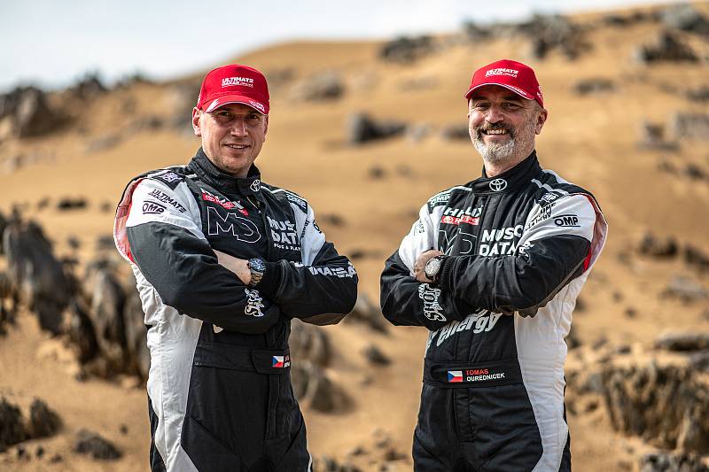 Tomáš Ouředníček (starší s fouskama) s navigátorem Davidem Křípalem na letošní Rally Dakar 2021.
