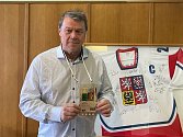Jiří Rauš s akreditační kartou legendárního trenéra Ivana Hlinky pro olympijské hry v Naganu. Ta možná jednou skončí v Síni slávy českého hokeje.